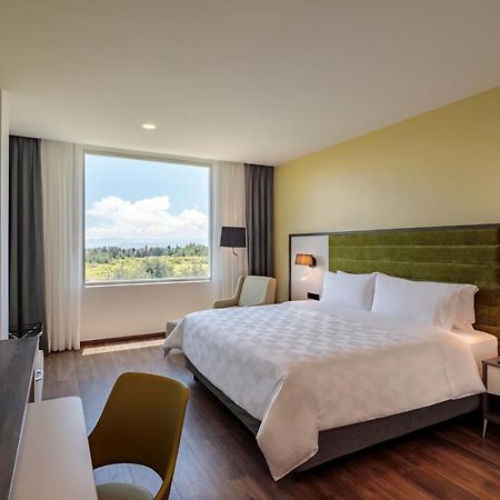 Holiday Inn - Quito Airport By Ihg Tababela Exteriör bild A room at the Hilton Garden Inn in San Jose, Costa Rica