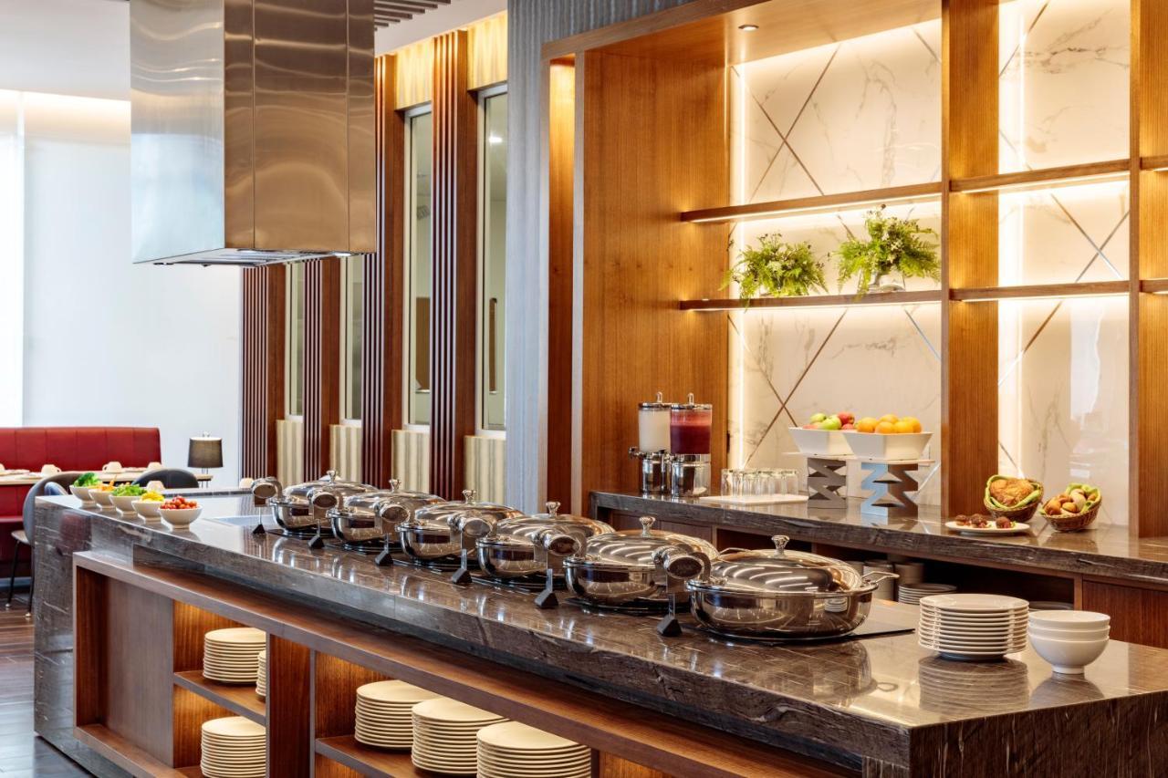 Holiday Inn - Quito Airport By Ihg Tababela Exteriör bild A buffet at a hotel