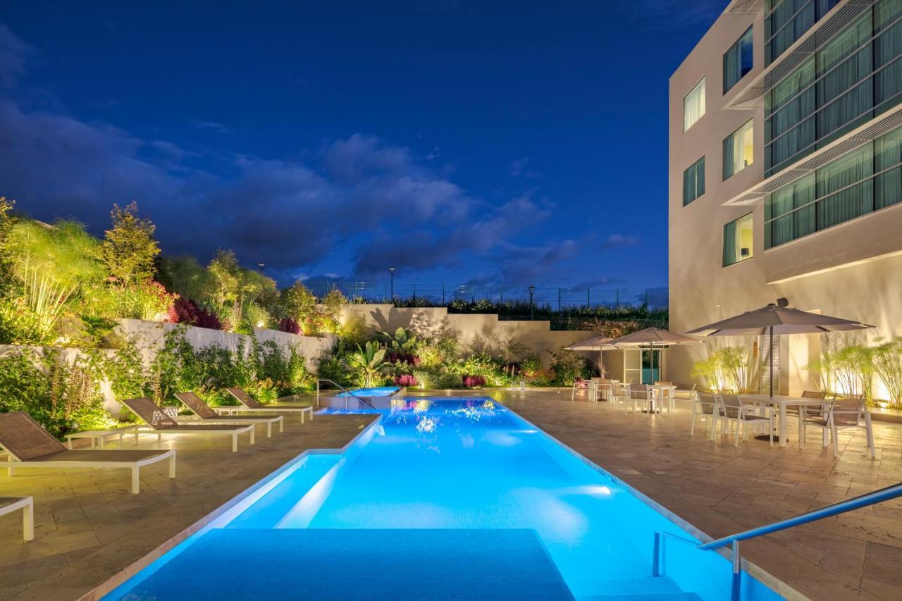 Holiday Inn - Quito Airport By Ihg Tababela Exteriör bild The swimming pool at the hotel