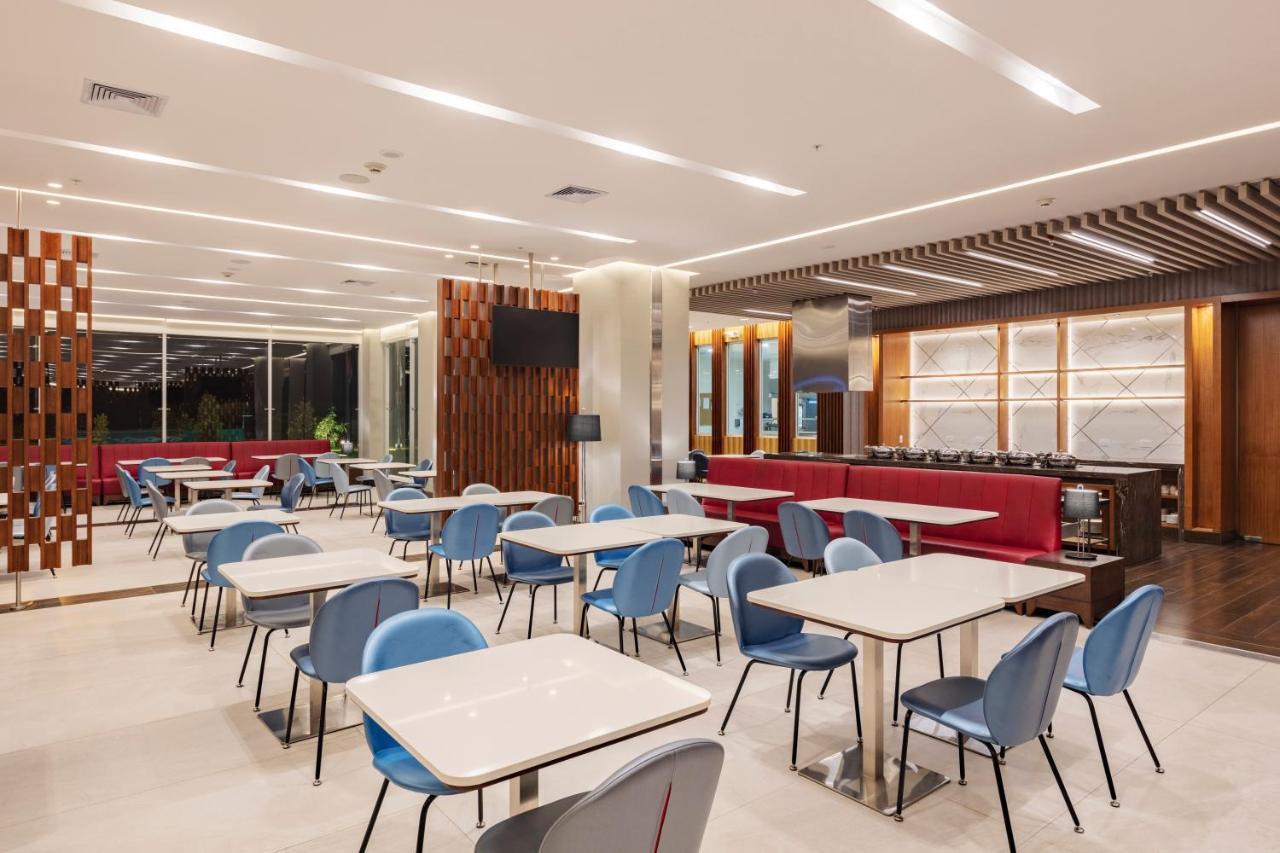 Holiday Inn - Quito Airport By Ihg Tababela Exteriör bild The interior of the lounge