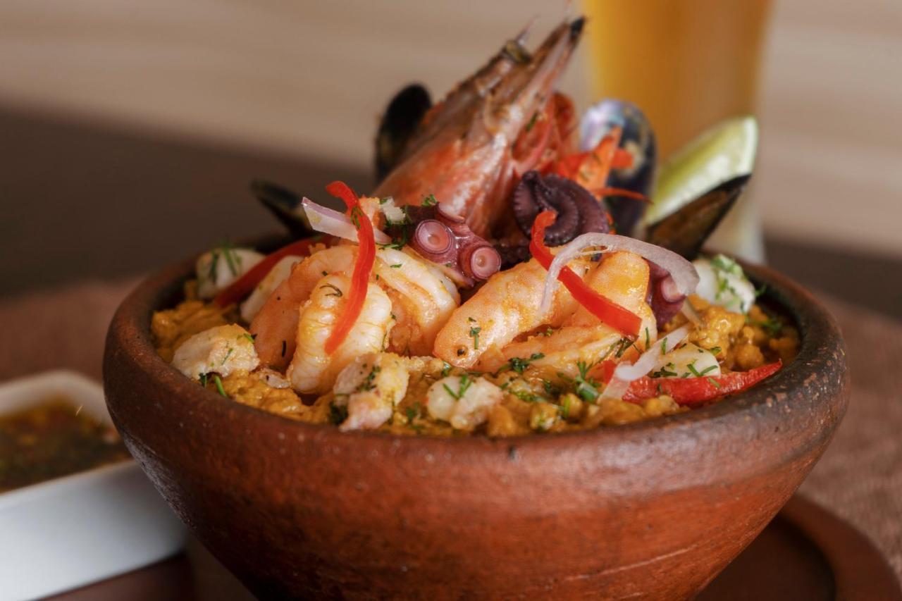 Holiday Inn - Quito Airport By Ihg Tababela Exteriör bild Seafood paella