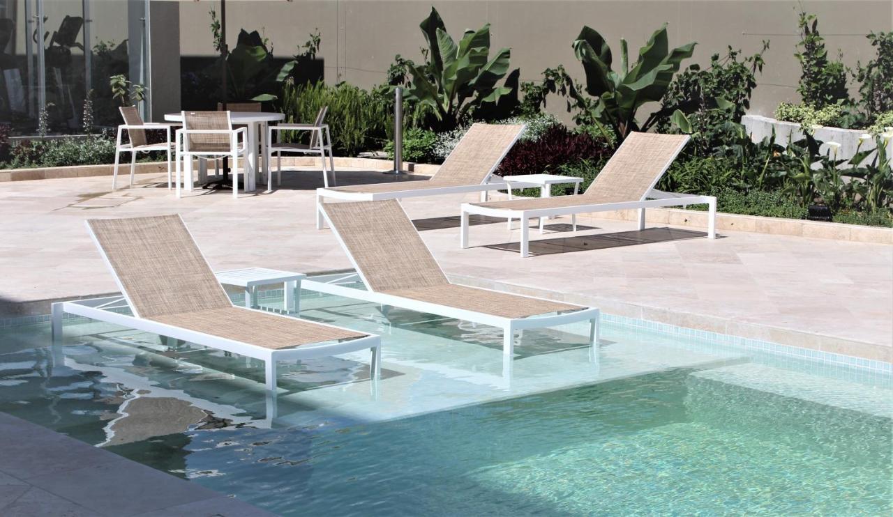Holiday Inn - Quito Airport By Ihg Tababela Exteriör bild Sunbathing chairs